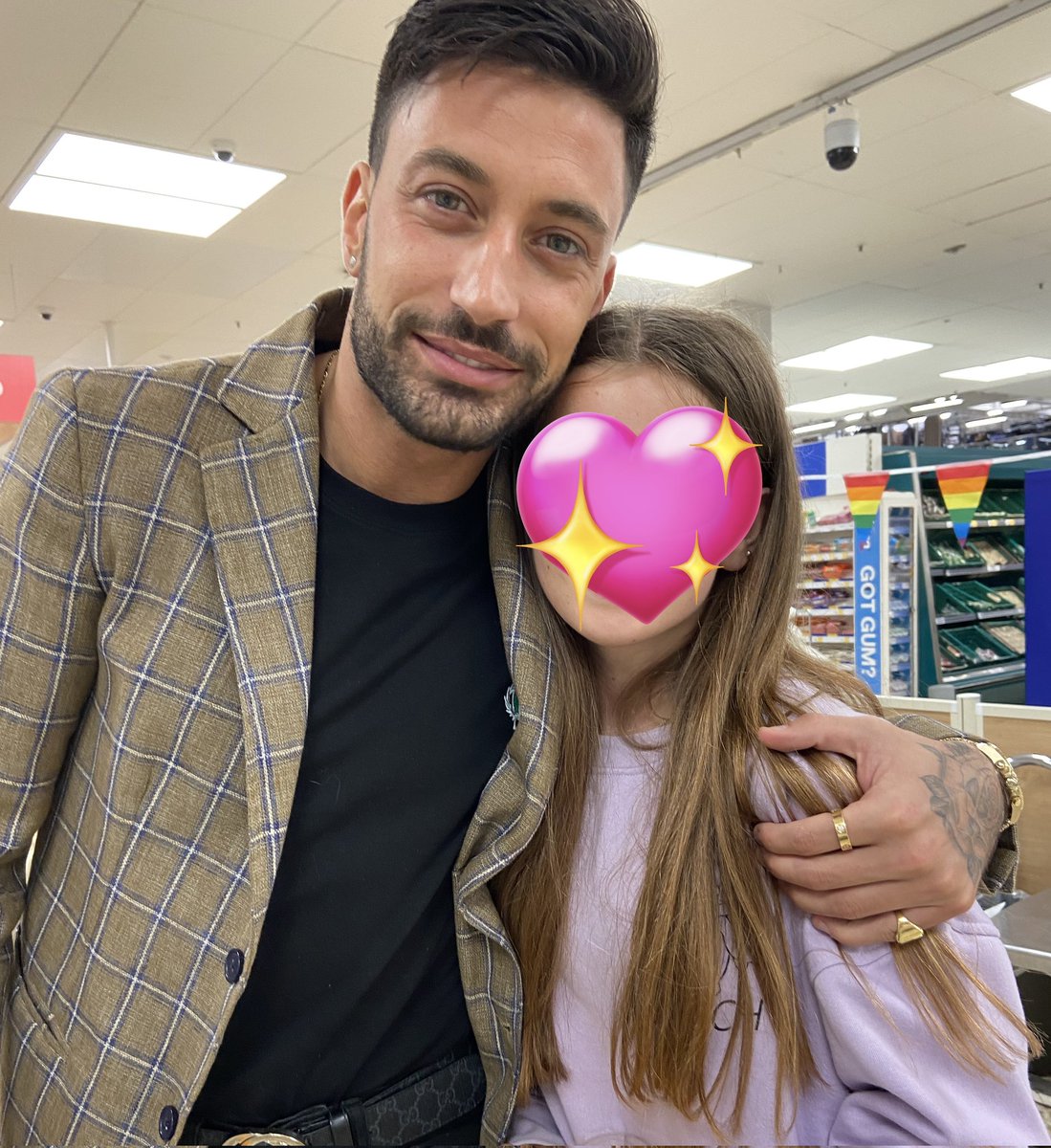 B23Helly's tweet photo. @thedebbiemcgee @pernicegiovann1 I'm so glad he has you as a friend. I'm not going to watch anymore as I can't bear no more, 'thank you, thank you, thank you' 😞 PS Giovanni being an absolute gentleman with my daughter. https://t.co/ZBbZRqQ2Fh