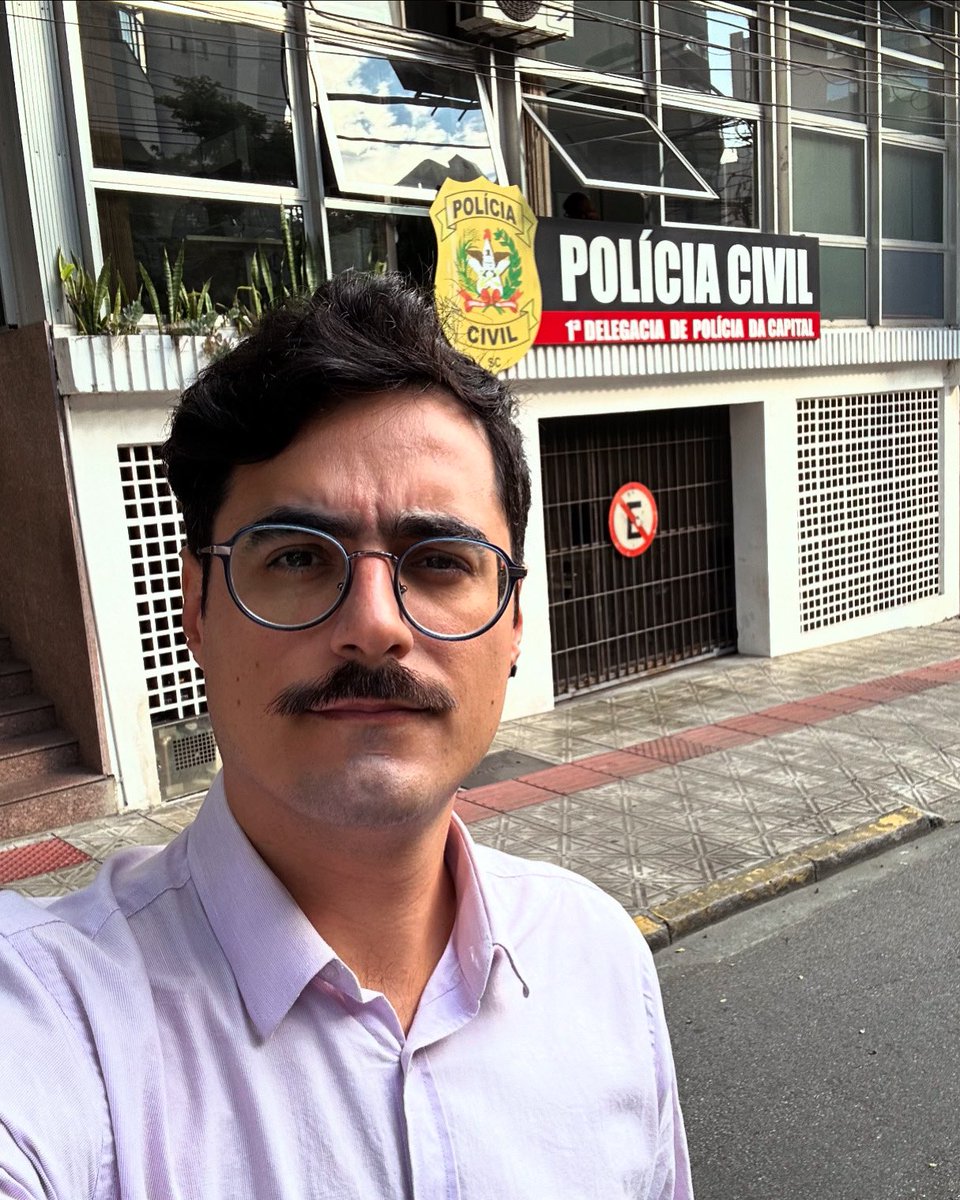 Estou na Polícia Civil para denunciar mais um caso de LGBTfobia e sorofobia cometido por um parlamentar do PL em Santa Catarina. 

Vocês sabem que eu já enfrentei bilionário, senador e deputada federal em processos judiciais. Mas é a primeira vez que um político dessa laia faz um