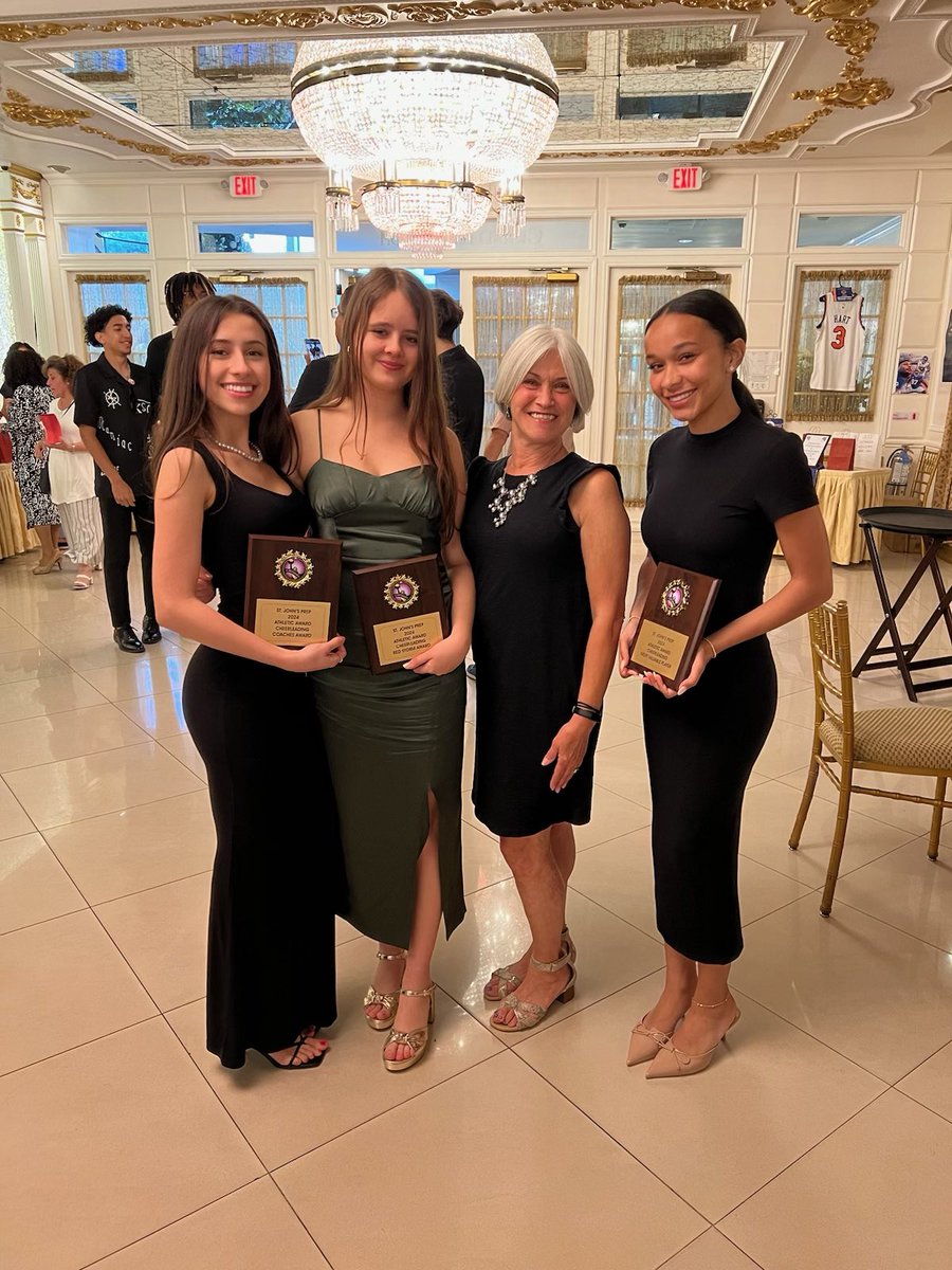 It was a great night at Leonard’s of Great Neck celebrating our athletes, performing arts, visual arts, and dancers in our annual banquet! A night of fun and laughs capping off a tremendous season!