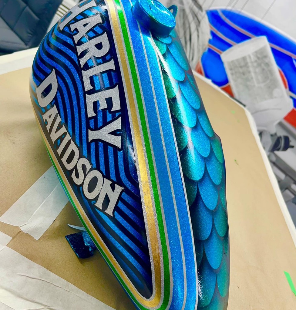 custompaintsinc's tweet photo. ( #📷 @skidlidzlondon ) Teaching people how its done! 💪
.
USA: https://t.co/j3oYp9Er8T

UK/EU: https://t.co/OTHdXCqp69
.
#custom #custompaint #airbrushed #airbrushart #airbrush #custompaintjob #trainingcourse #harleydavidson #flakedout #lowiderpatterns #sprayer #metalflake https://t.co/4ktZ4SVDP0