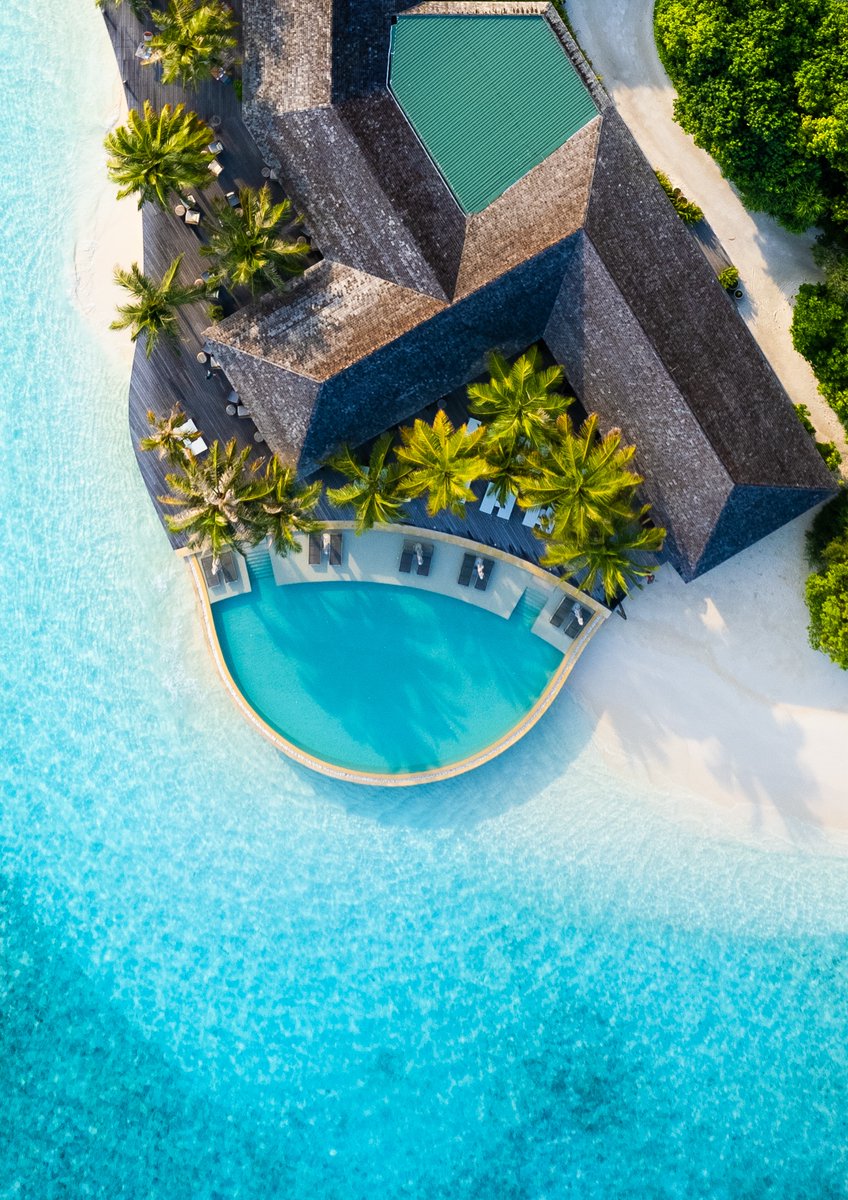 Hurawalhi's tweet photo. Snag a spot on the al fresco deck to admire #views of the #InfinityPool and the beach at Coco Bar https://t.co/hZCWQLdULY
