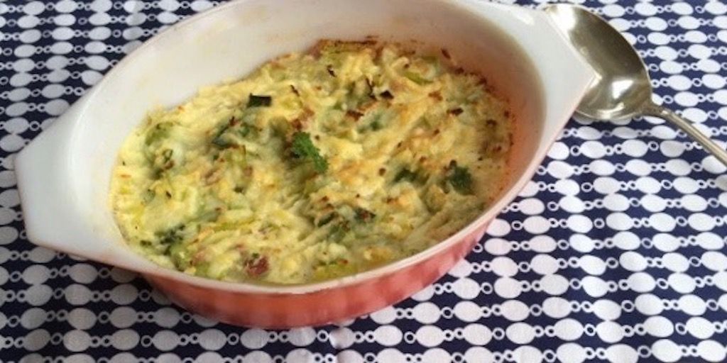 VintageKitchen_'s tweet photo. It's still chilly enough for a leek, cheese &amp; potato pie, but if you haven't any leeks, then frozen broad beans work really well !

#Vintage Pyrex Carnival oven dishes are a great colourful way to serve one pot meals. https://t.co/8OVqfB18Ba 

#vintagepyrex #comfortfood #homemade https://t.co/6uf2xTTe1Q