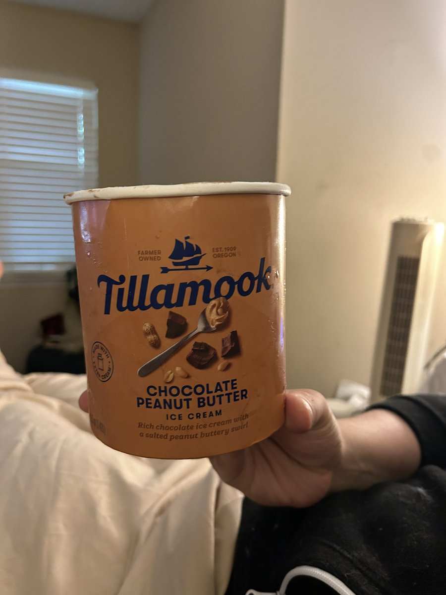 Monica377's tweet photo. @TillamookDairy what’s up with the no Peanut butter chunks in this chocolate peanut butter ice cream? https://t.co/0YHYl7Ut01