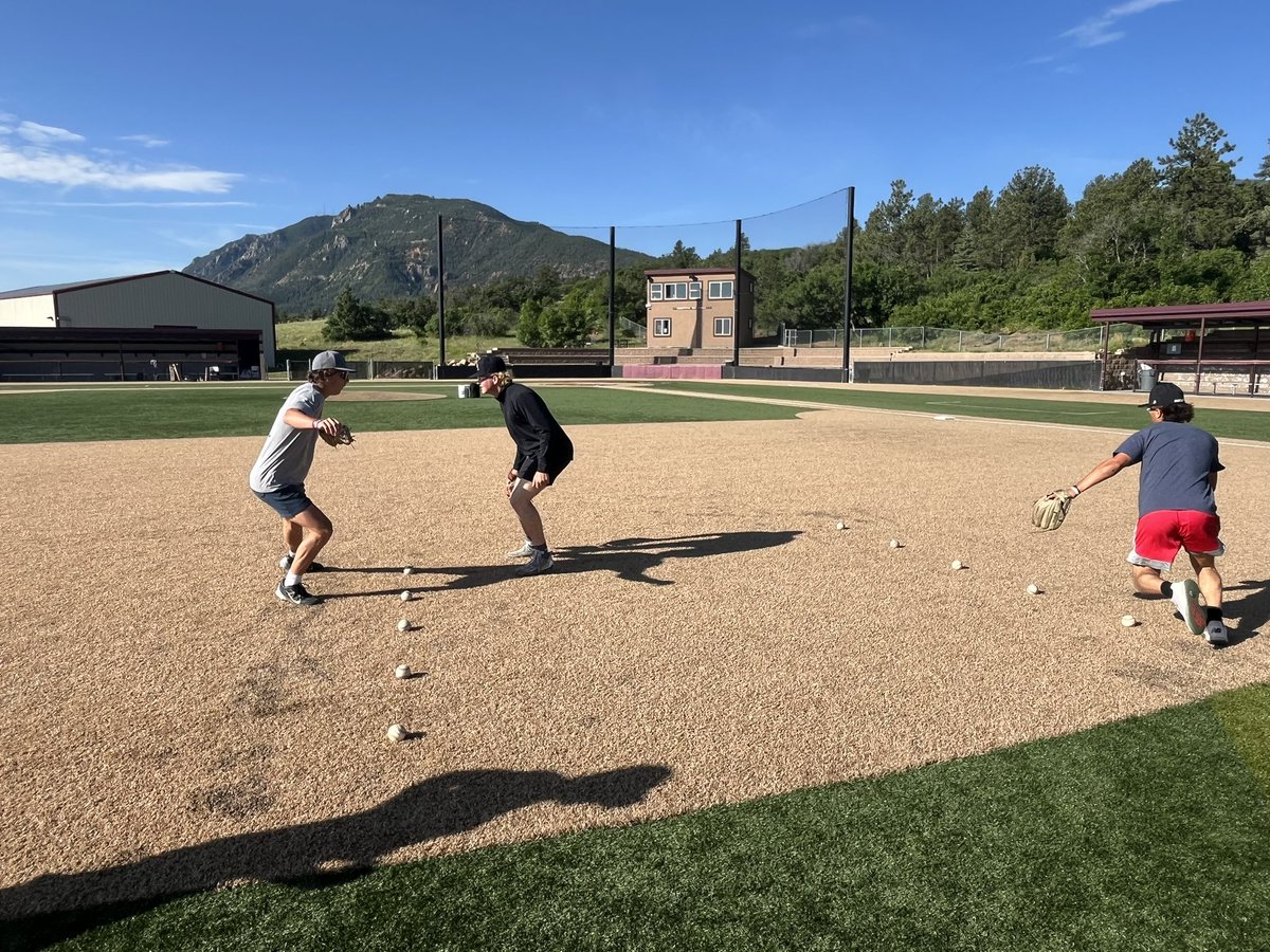 TA450's tweet image. Morning work in the Springs @ Cheyenne Mountain today. 

One of the best field/indoor setups in the state 👊🏽

Back down here again June 24th.