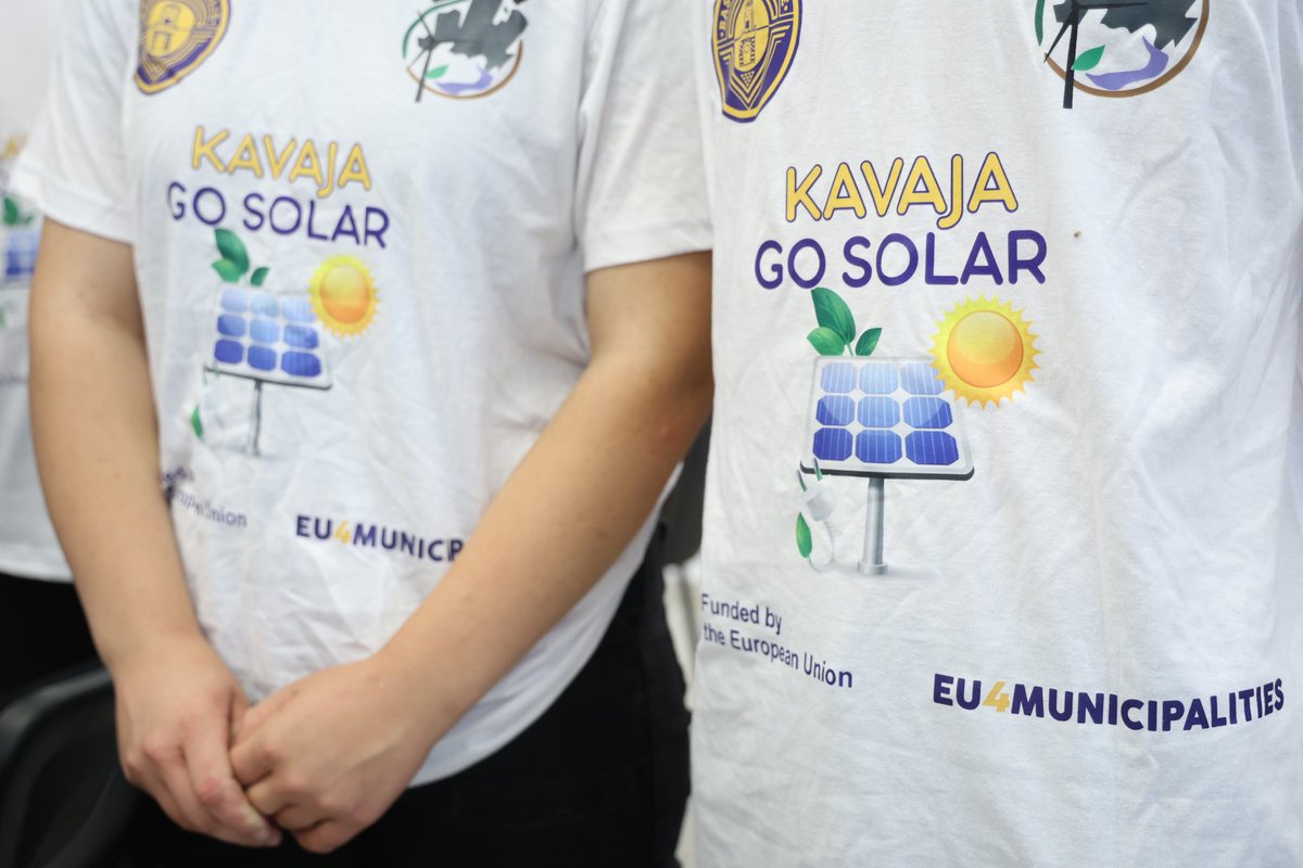 EUinAlbania's tweet photo. 🌞 The "Charles Telford Erickson" High School in Golem, Kavaja 🇦🇱, now boasts state-of-the-art solar panels on its roof terrace, reducing electricity consumption by 90%! Thanks to the EU-funded #EU4Municipalities 🇪🇺 programme, this initiative is not only cutting carbon emissions but also promoting energy efficiency and sustainability among students and teachers.
1/2