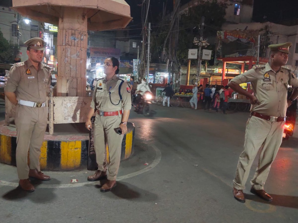 उच्चाधिकारी गण के निर्देशन में कानून/शान्ति/सुरक्षा व्यवस्था बनाये रखने हेतु #ACP_Dashaswamedh_Vns द्वारा स्थानीय पुलिस बल के साथ #Foot_Patrolling व सघन चेकिंग की गयी #UPPolice #PoliceCommissionerateVaranasi