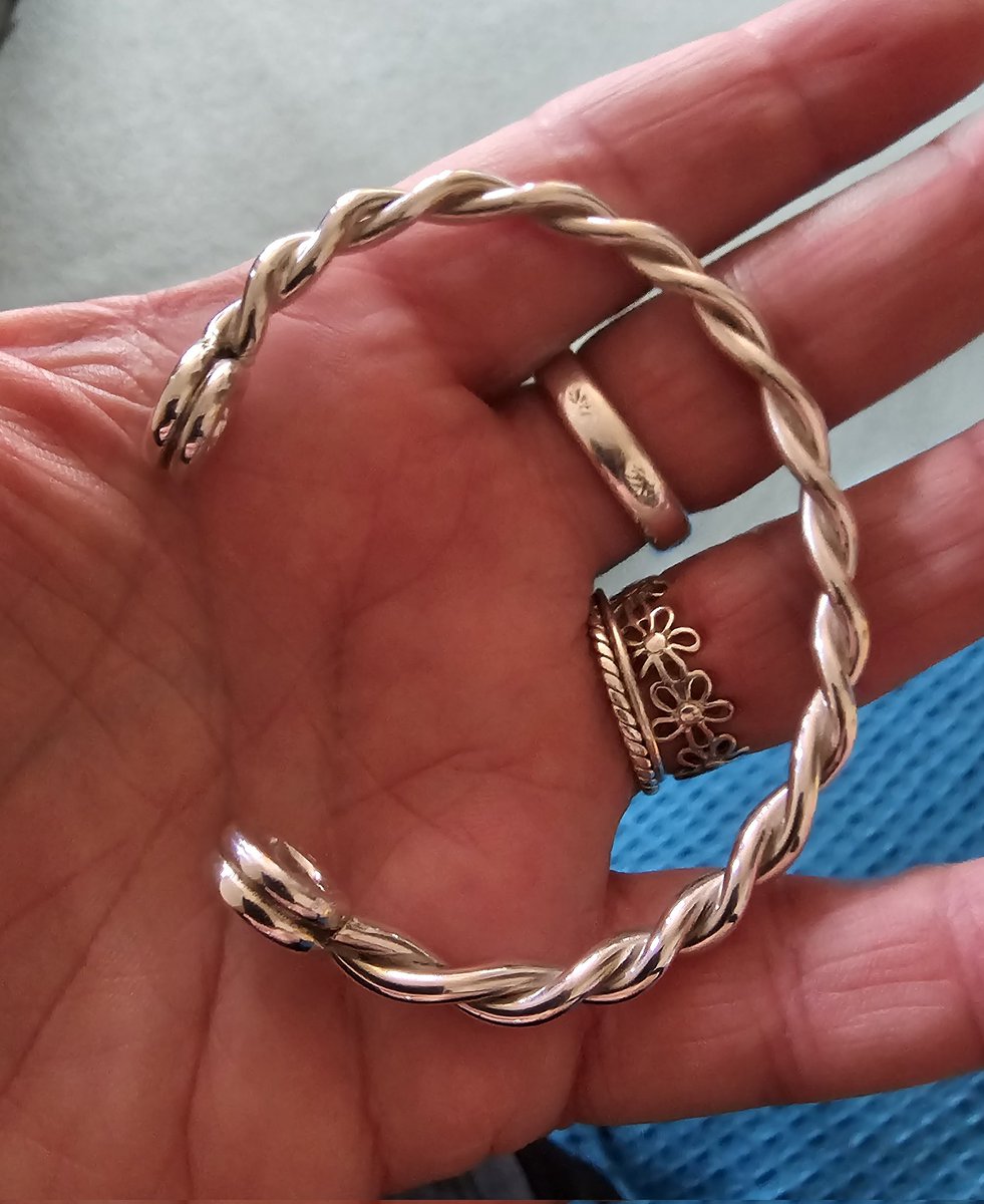 Tess_Machling's tweet image. I have my very first torc!!! Commissioned from the extremely talented torc team of Catriona &amp;amp; Hamish Bowie, it&apos;s just stunning!

Brief was to have a bracelet inspired by my favourite silver neck torc from Snettisham &amp;amp; my goodness, did they meet it! ❤️

#Archaeology #Torcs #Gold