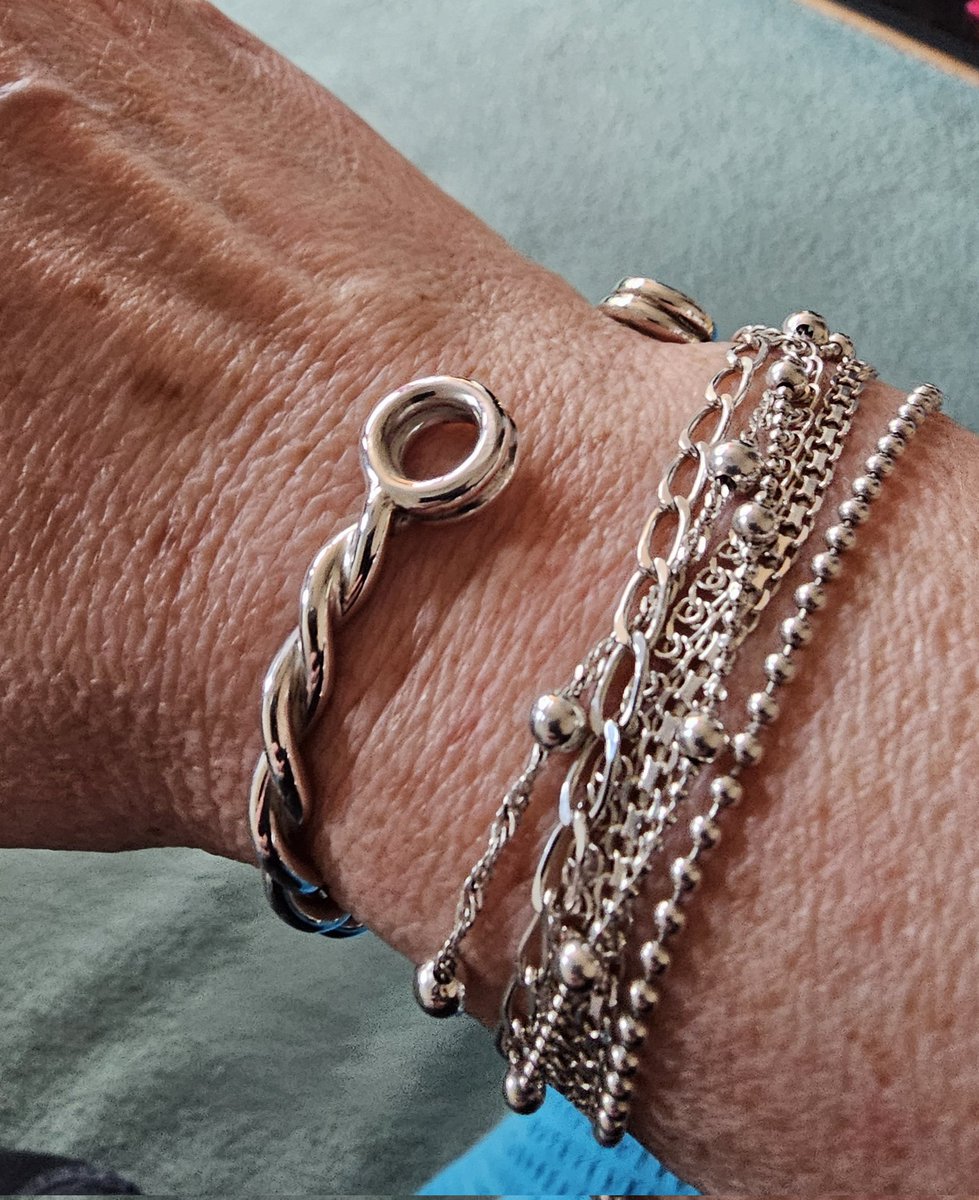 Tess_Machling's tweet image. I have my very first torc!!! Commissioned from the extremely talented torc team of Catriona &amp;amp; Hamish Bowie, it&apos;s just stunning!

Brief was to have a bracelet inspired by my favourite silver neck torc from Snettisham &amp;amp; my goodness, did they meet it! ❤️

#Archaeology #Torcs #Gold