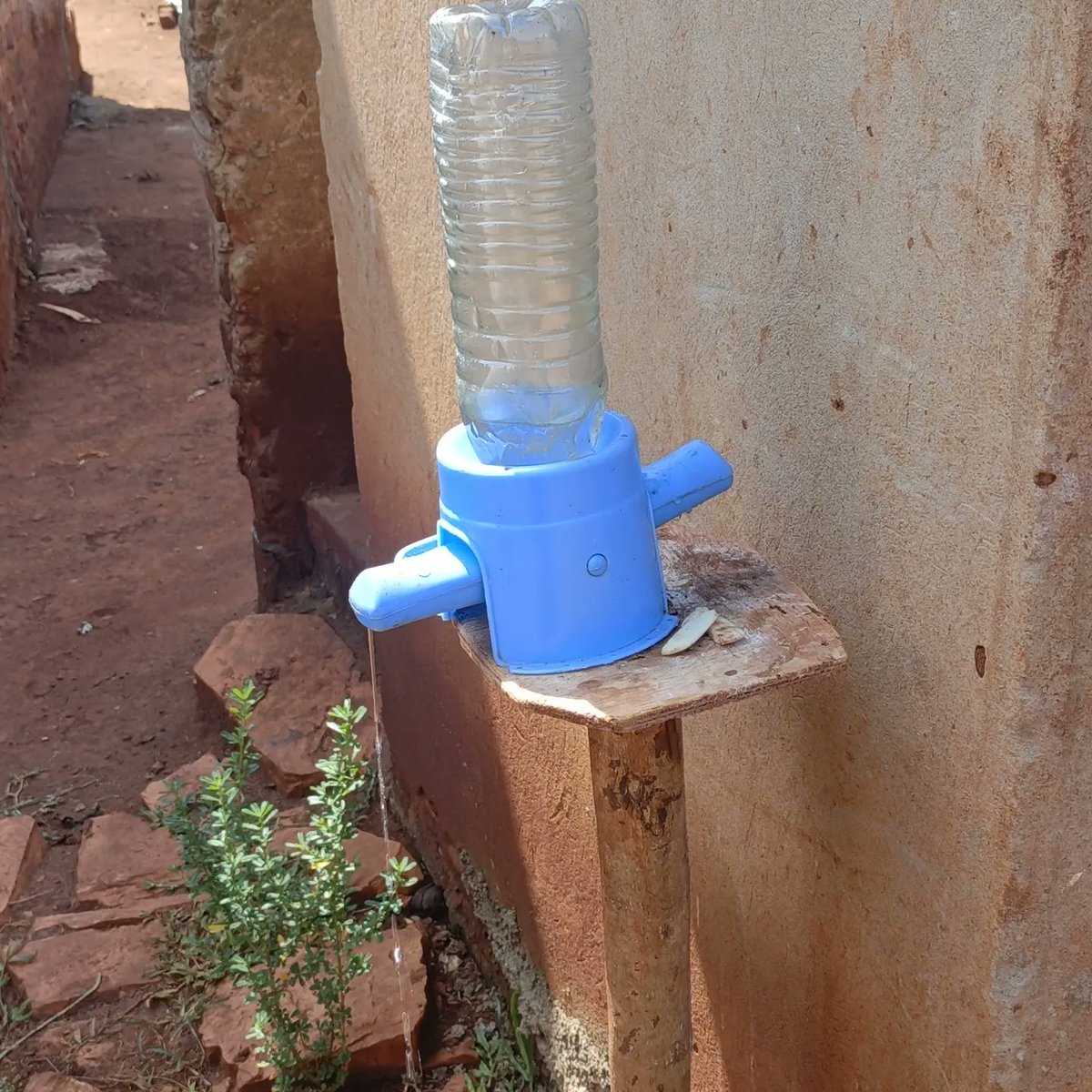 JothamAzira's tweet image. Success Story! 
Revist to Patient in Buloba, Buikwe implements our action plan: handwashing station &amp;amp; pit latrine cover! Let&apos;s make rural homes safer &amp;amp; healthier! Basic sanitation practices enhance #recoveryAtHome &amp;amp; also prevent oral-fecal diseases like typhoid fever.