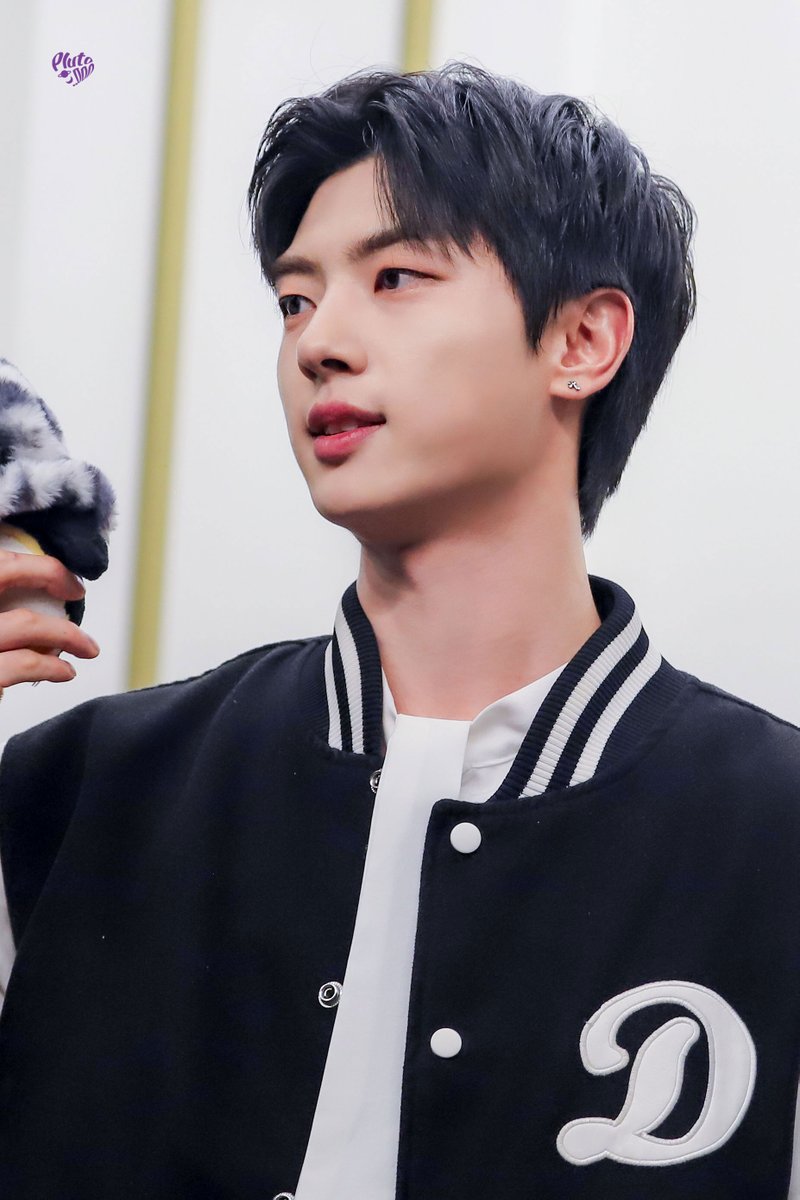 Pluto__ooo's tweet photo. 240425 에버라인 대면

[익명]
혹시 4월 25일에 캠퍼스에서 핑구 인형 들고 다니시던 분 성함이 어떻게 될까요?ㅠㅠ 너무 잘생기셔서 꼭 알고 싶어요ㅠㅠ

#원위 #강현 #ONEWE #KANGHYUN https://t.co/HYkEdBKPak