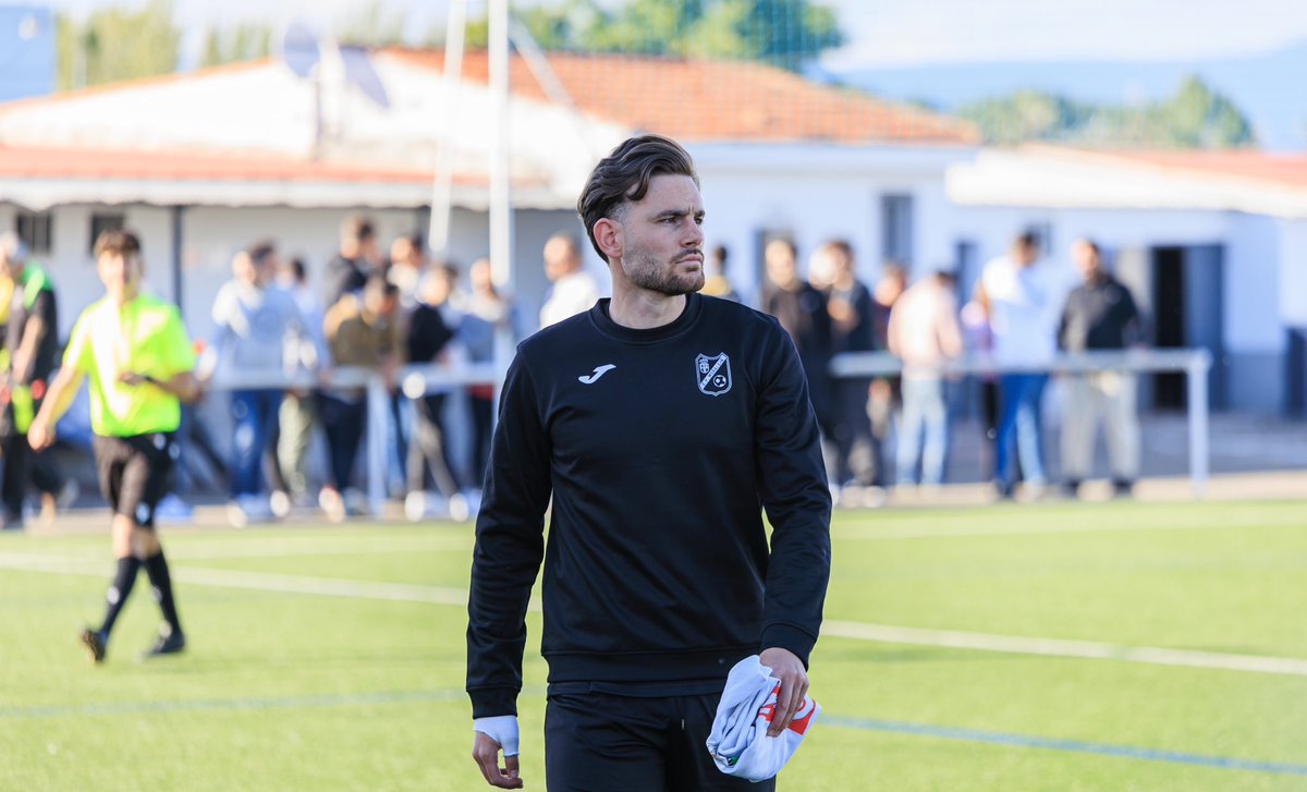 Ismahernaez's tweet photo. Llegó el momento de decir adiós.
Muchas gracias a toda la gente de moraleja por este año increíble, en especial a todos mis compañeros,directiva y la gente que compone el club que no se ven. 🤍🖤 @moralejacp https://t.co/48DV0ODG50