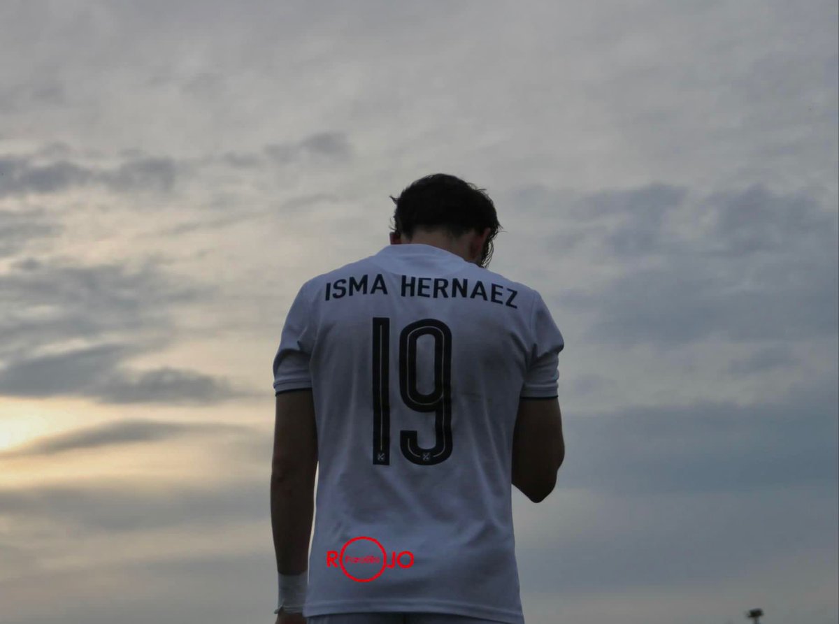 Ismahernaez's tweet photo. Llegó el momento de decir adiós.
Muchas gracias a toda la gente de moraleja por este año increíble, en especial a todos mis compañeros,directiva y la gente que compone el club que no se ven. 🤍🖤 @moralejacp https://t.co/48DV0ODG50