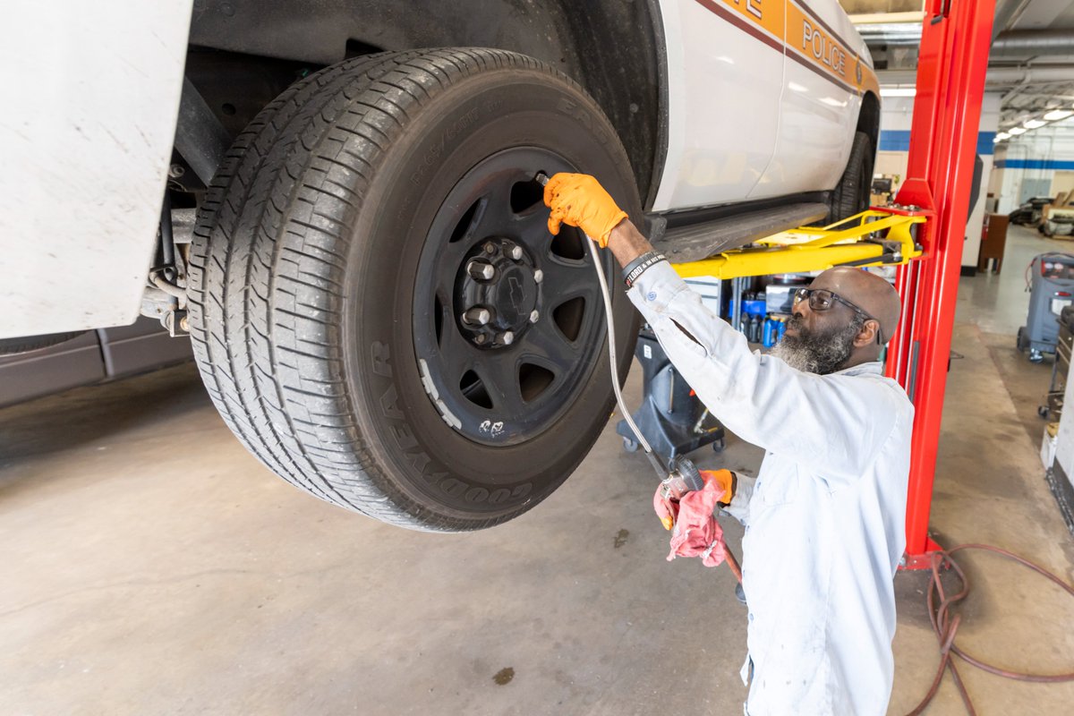 IllinoisCMS's tweet photo. During #AutomotiveServiceProfessionalsMonth & every month, CMS is proud to honor our automotive service professionals.
We had the pleasure of visiting Suburban North Garage #49 to connect with our valued mechanics and technicians. Big thanks to our hardworking team!ย ๐๐ https://t.co/7wFnDqZrE9