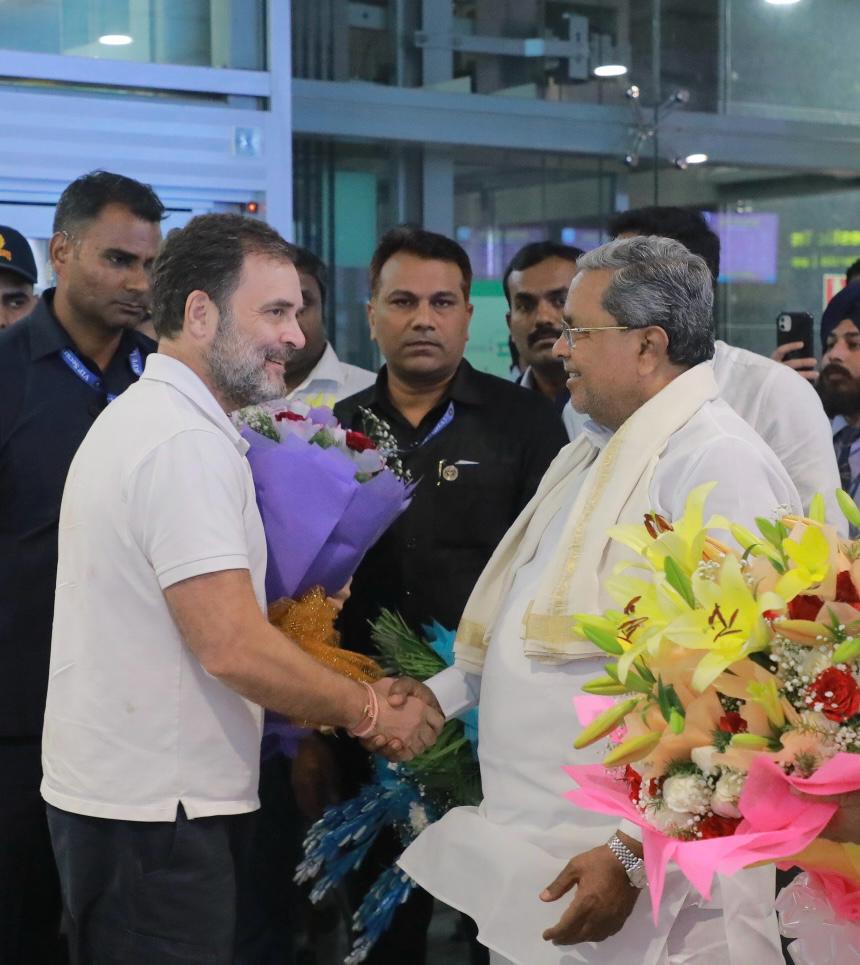 siddaramaiah's tweet photo. ಇಂದು ಬೆಂಗಳೂರಿಗೆ ಆಗಮಿಸಿದ ಕಾಂಗ್ರೆಸ್ ಪಕ್ಷದ ವರಿಷ್ಠರಾದ @RahulGandhi ಅವರನ್ನು ಕೆಂಪೇಗೌಡ ಅಂತಾರಾಷ್ಟ್ರೀಯ ವಿಮಾನ ನಿಲ್ದಾಣದಲ್ಲಿ ನಾಡಿಗೆ ಆತ್ಮೀಯವಾಗಿ ಬರಮಾಡಿಕೊಂಡೆ. https://t.co/9HIrehpYd4