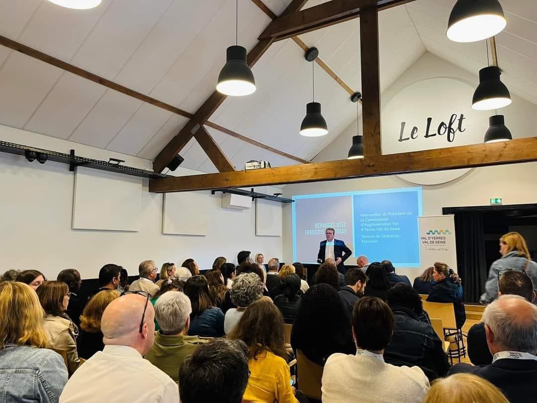 cavyvs's tweet photo. Retour sur le séminaire des cadres de l’Agglo qui s'est tenu aujourd'hui à @VilledeYerres avec la visite de @durovray, qui en a profité pour présenter ses remerciements aux agents qui œuvrent au quotidien pour les habitants ainsi que sur les différents projets menés et à venir. https://t.co/yX6a7Bzl1i