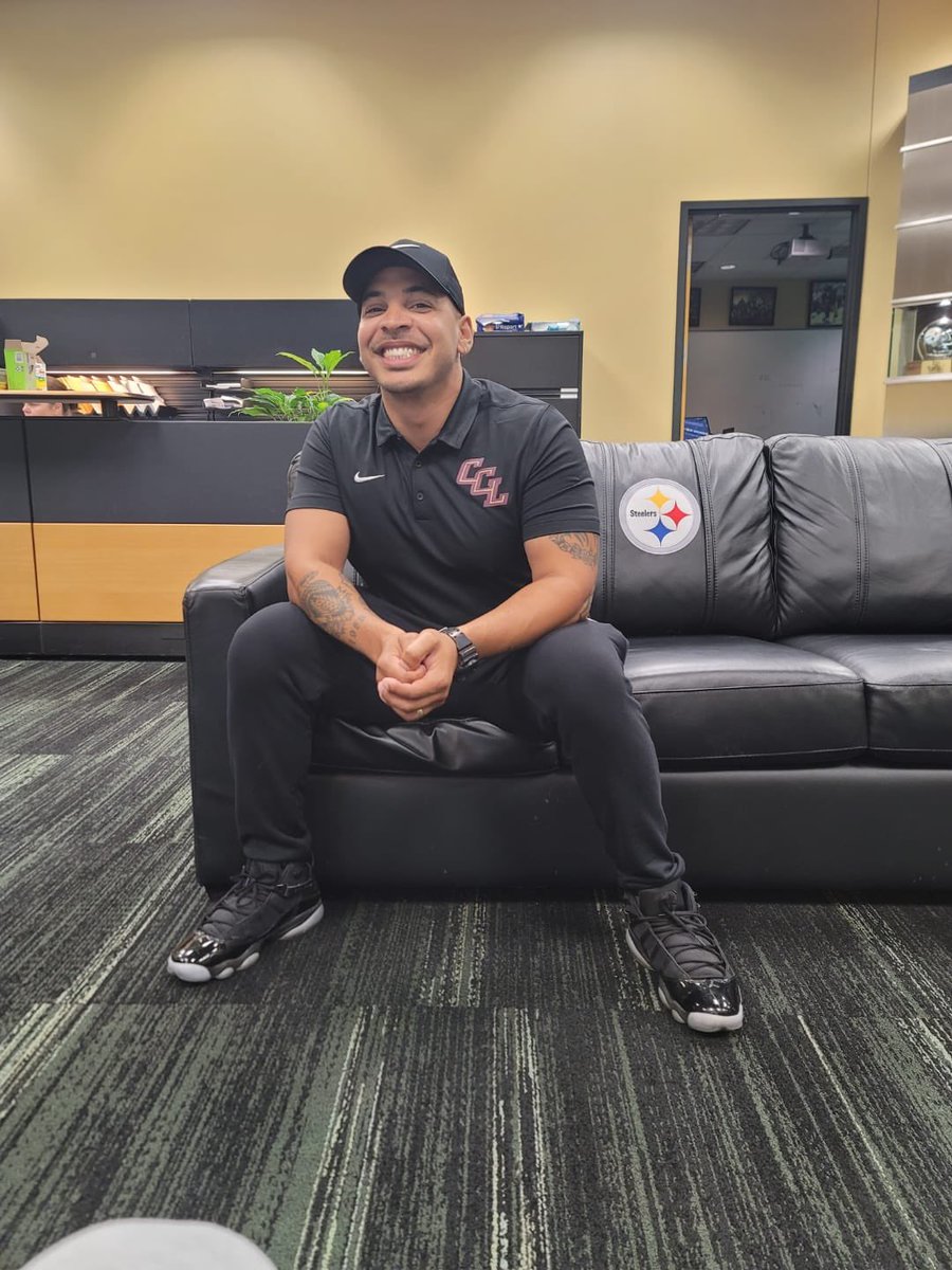 throw_the_rock's tweet photo. Having a great time with the Pittsburgh Steelers! Just got here but already learning so much. #SteelersNation #HereWeGo https://t.co/amBdunou3V