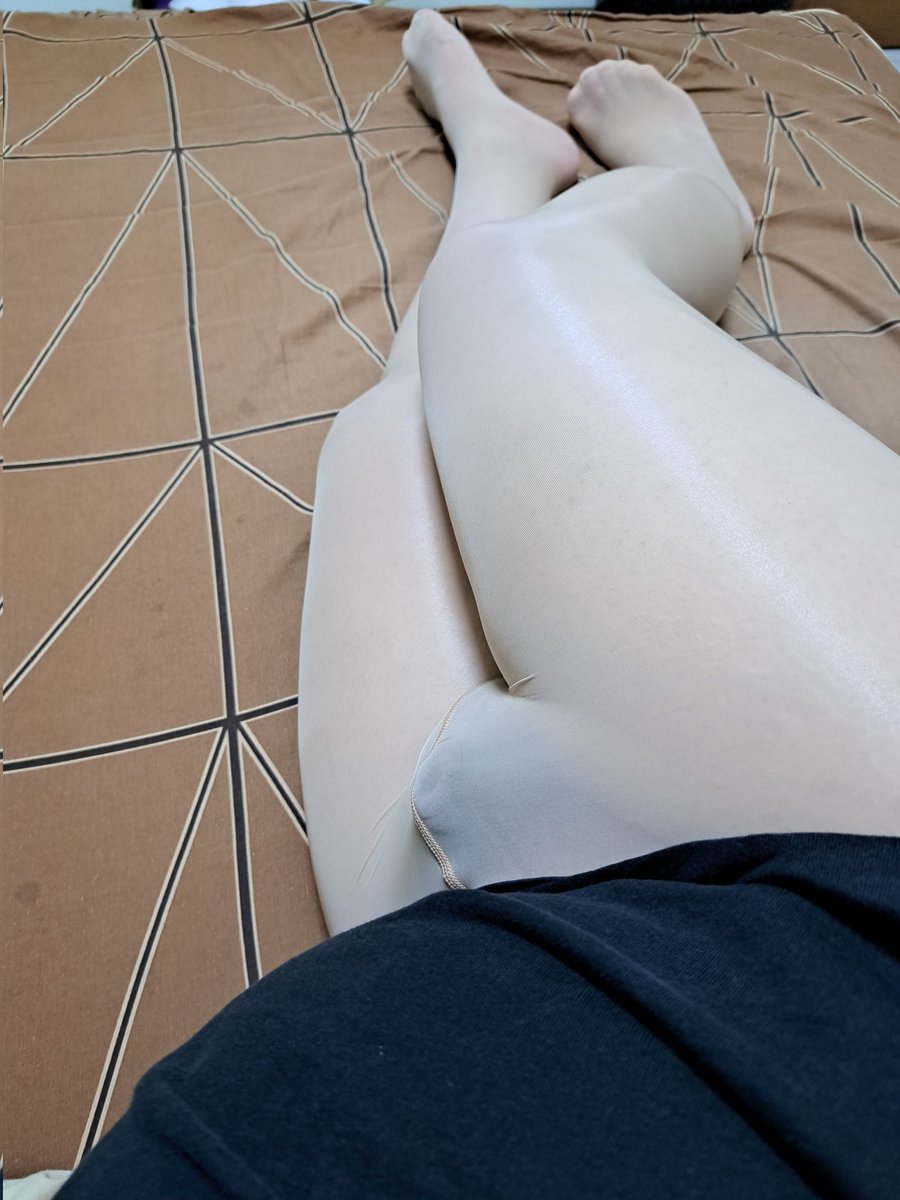 隨機丟個兩張來證明還活著（大概
前半年都在加班
好不容易熬完後
手機相機好死不死的壞了(ಥ_ಥ)

都消失半年了
不知道還會不會有人看⊙﹏⊙
（雖然本來就沒人看就是了 ㄏㄏ

#絲襪 #男絲