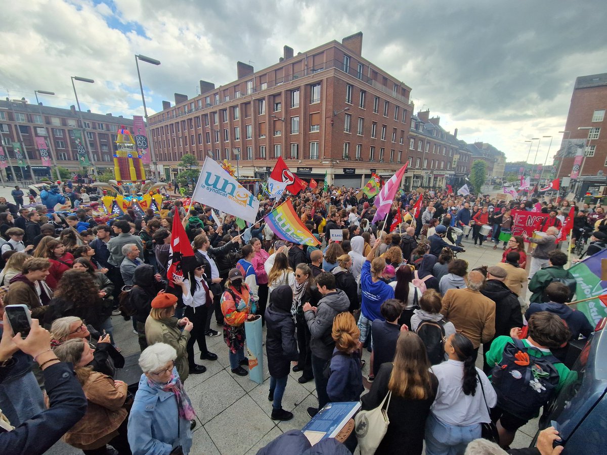 #Amiens les forces de gauche disent non au RN. Le front populaire est né, les jeunes poussent au rejet de l'extrême droite. <a href="/EELV/">Les Écologistes - EELV</a> <a href="/partisocialiste/">Parti socialiste</a> <a href="/FIAmiens/">Amiens en commun avec La France insoumise</a> <a href="/particommuniste/">PCF</a> @PicardieDebout <a href="/Francois_Ruffin/">François Ruffin</a> <a href="/CourrierPicard/">Courrier picard</a>