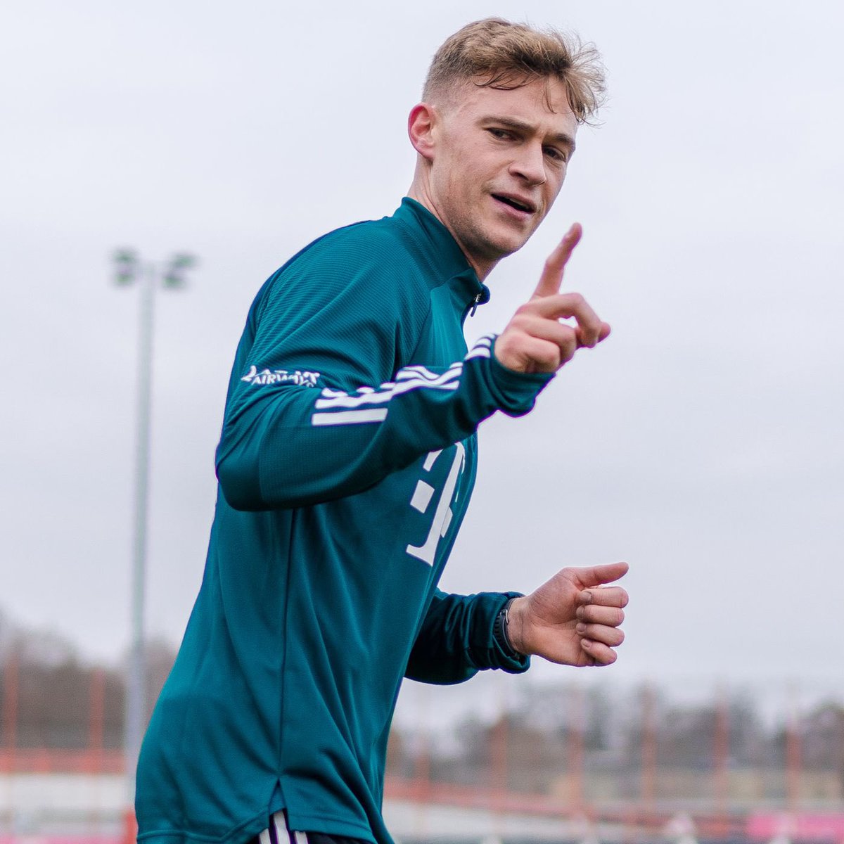 TxlgaSGE's tweet photo. Nun ist es passiert… 

Dank Rüdiger hat sich Kimmich radikalisiert und zeigt ebenfalls den IS-Gruß 🤬 https://t.co/ZR7Q7jahcc