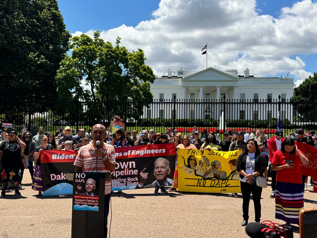 collinrees's tweet image. “I am an immigrant. I came to this country for opportunity, not to be shut down by greedy corporations. I stand w/ the first peoples of this land to #ShutDownDAPL!”

@Tefere_Gebre of @greenpeaceusa w/ a powerful speech at #NoDAPL rally at the White House.