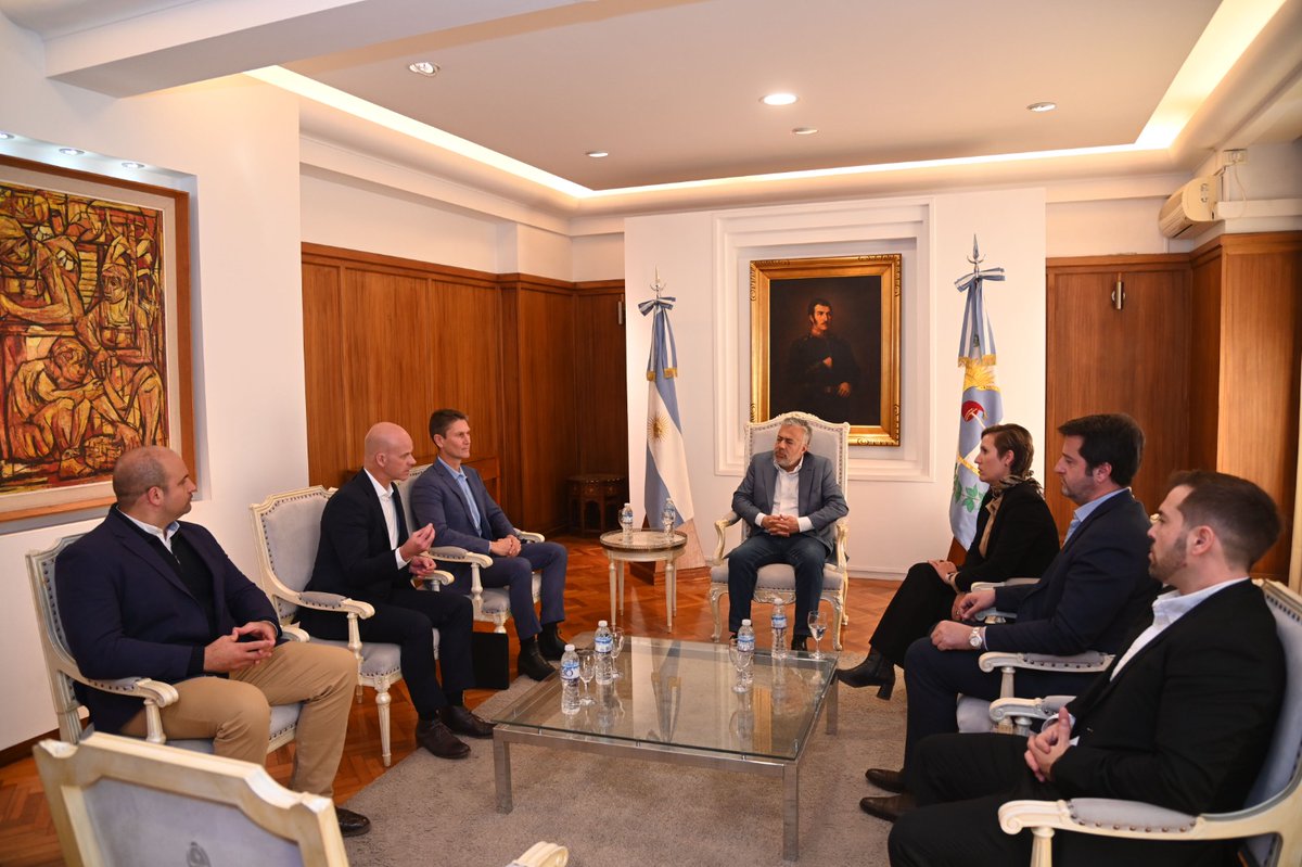 alfredocornejo's tweet photo. Recibí en Casa de Gobierno a representantes de Mining Plus y Byrnecut, dos destacadas empresas internacionales prestadoras de servicios de minería sustentable que tienen intención de instalarse y trabajar en Mendoza. Ambas, participaron en la Feria Battery Minerals Conference en Australia.

Dialogamos sobre nuestro plan sólido para desarrollar proyectos de minería sustentable en la provincia, incluyendo un informe de impacto ambiental que abarca 18 mil km² en el Sur y más de 300 proyectos mineros.

Mendoza posee un alto potencial minero y oportunidades de inversión concretas, alineadas con la transición energética y la actividad sustentable, implementando tecnología de punta, en ese sentido queremos seguir fortaleciendo el crecimiento y la producción de nuestra industria minera.