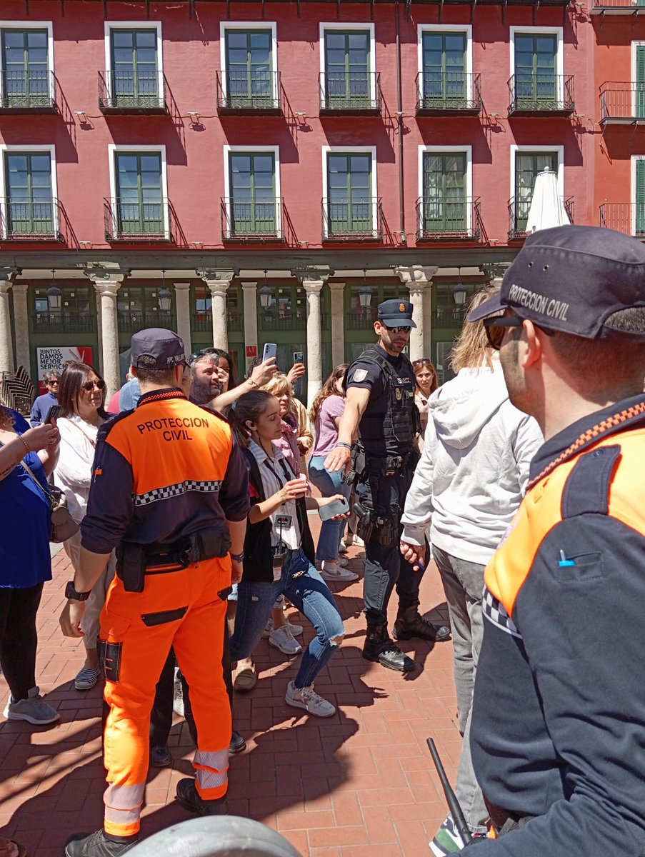 apcvalladolid's tweet photo. Durante la tarde, damos protección a trabajadores y concursantes en la grabación de @MasterChef_es Celebrity. 

También damos apoyo a Cruz Roja en el dispositivo sanitario.

#Valladolid https://t.co/KZgSXLzTzz