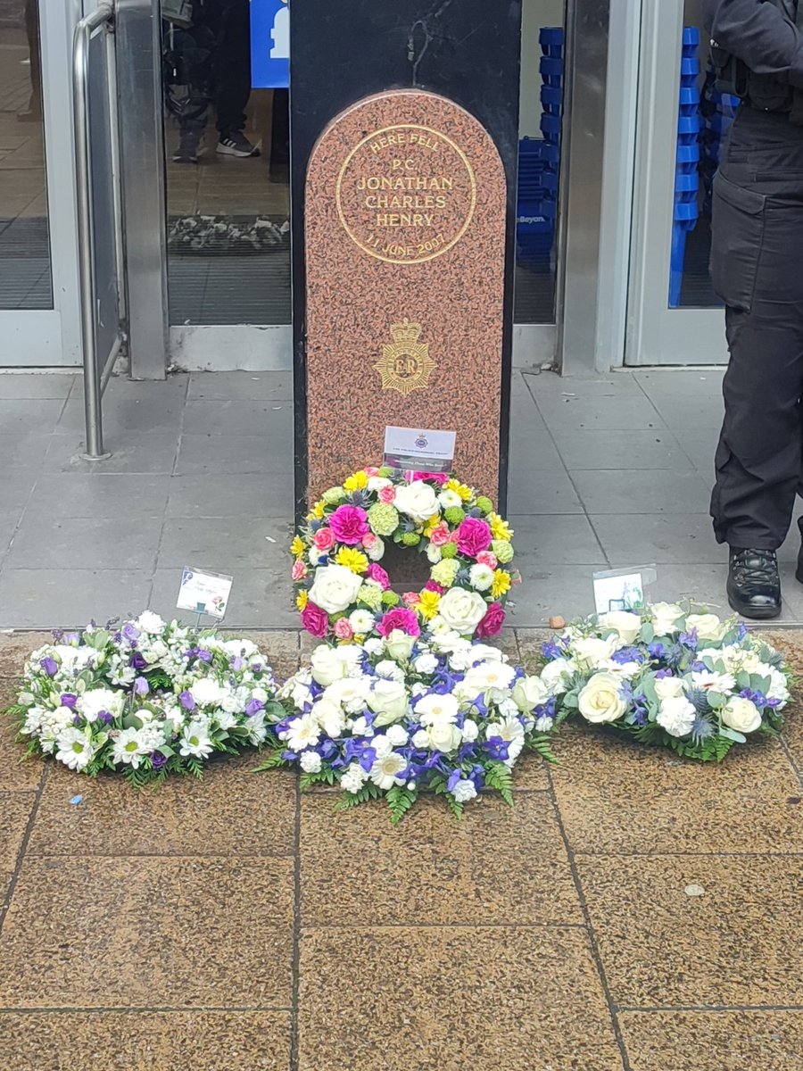 Thank you to <a href="/bedspolice/">Bedfordshire Police</a> for allowing us to join you today in remembering PC Jon Henry , some of us may be in the Met now but we still continue to honour your sacrifice, rest easy brother x