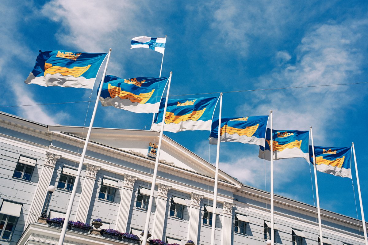 helsinki's tweet photo. Hyvää Helsinki-päivää! Glad Helsingforsdag! Happy Helsinki Day! 🥳

Tänään on rakkaan Helsinkimme 474. syntymäpäivä.❤️

Tule mukaan juhlimaan! Helsinki-päivän ohjelman ja kaikki lähes 180 tapahtumaa löydät osoitteesta https://t.co/2F0wQrEUcQ https://t.co/pe7LyWafXk