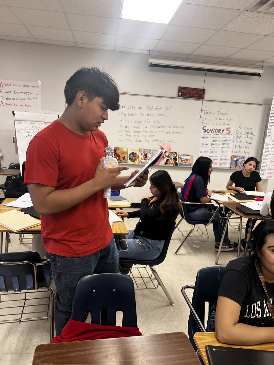 mslowpaz's tweet photo. When you see an anchor chart being used 🥰 during our sensory writing warm up @AldineAEA @NoNieqaRamos @AldineArt @delgadong94 @Aldine_Bil_ESL @valeriaturcios @MsKittrellart #AEAsummerARTventure24 #miAldine #myAldine https://t.co/75oDvSJjU0