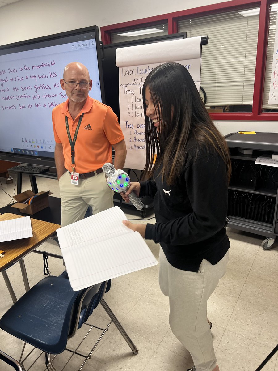mslowpaz's tweet photo. When you see an anchor chart being used 🥰 during our sensory writing warm up @AldineAEA @NoNieqaRamos @AldineArt @delgadong94 @Aldine_Bil_ESL @valeriaturcios @MsKittrellart #AEAsummerARTventure24 #miAldine #myAldine https://t.co/75oDvSJjU0