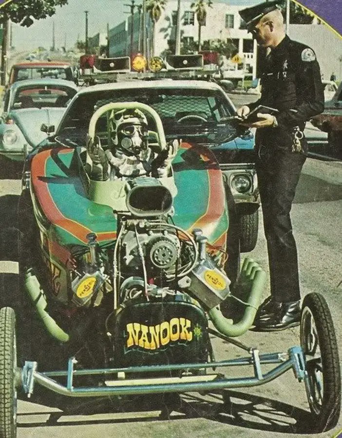 Today's #weirdbutfast entry
The late Dave Hough, pilot of the legendary "Nanook" fuel altered roadster, is seen here trying to explain himself to one of LAPD's finest. Apparently 210mph in a school zone is frowned upon! (Staged pic from 1972, Hot Rod mgzn)