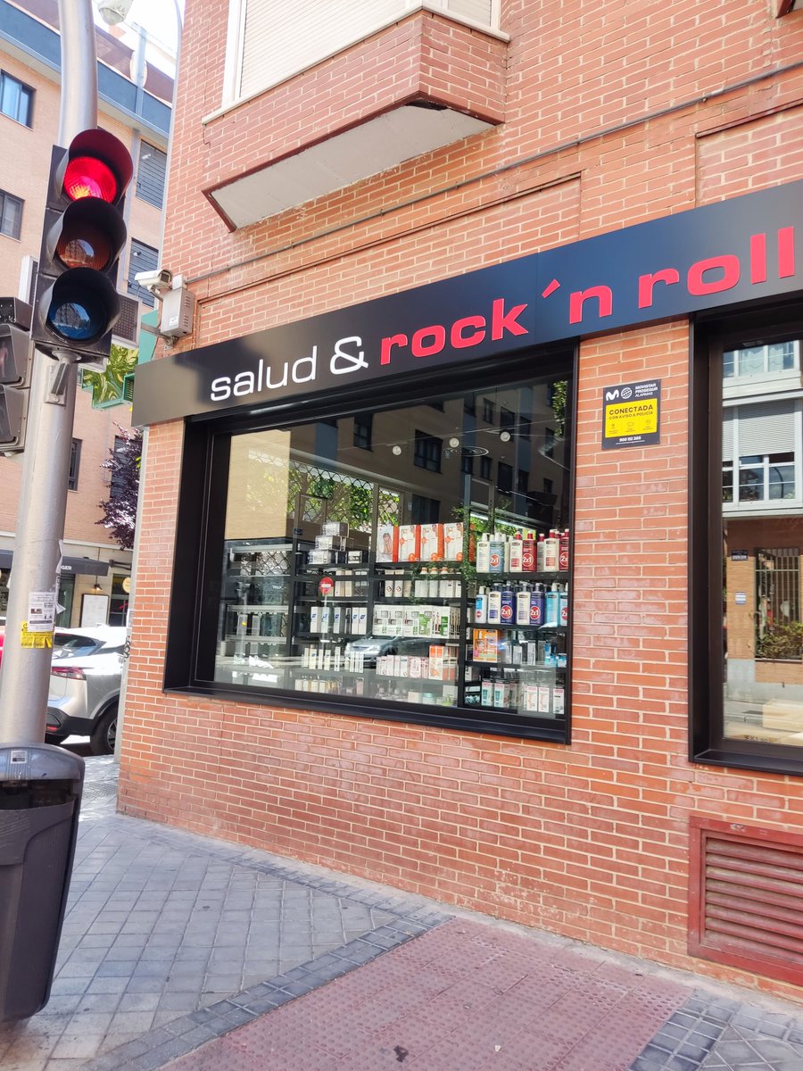 OrgulloyPundono's tweet photo. No sé qué pensará @pedroveraOyP  de esta farmacia https://t.co/pfsRJIRa0A