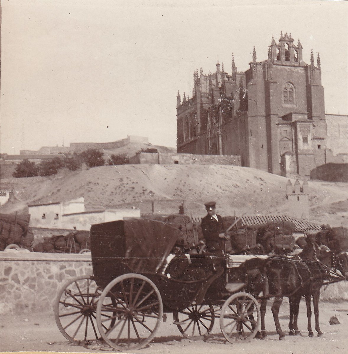 Toledo_Olvidado's tweet photo. Un elegante carro de caballos en las denominadas Vistillas de San Agustín hacia 1895, muy cerca ya del puente de San Martín. Al fondo, la imponente silueta gótica del Monasterio de San Juan de los Reyes. Colección personal de Luis Alba. #Toledo #Castilla https://t.co/WsXagnXMUL