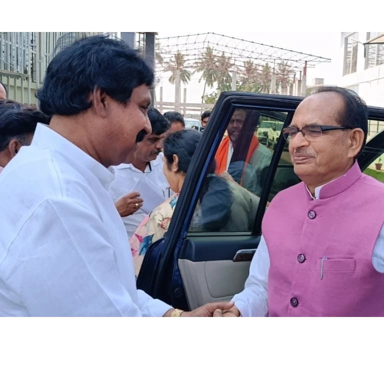 CchandrappaBjp's tweet photo. Shivaraj Singh Chouhan ji has been assigned the Ministry of Rural Development, Panchayati Raj, and Agriculture. Congratulations ,💐💐💐on your new responsibilities, and warm wishes for a successful tenure ahead!💐💐💐💐
#ShivrajSinghChouhan #MinistryofRuralDevelopment #NDAGovt3 https://t.co/EQ5OV0eu5s