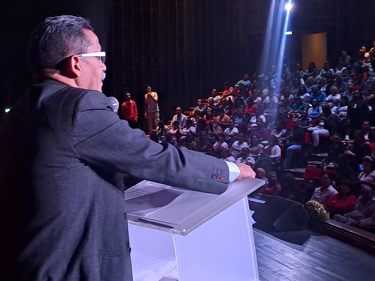 Desde el <a href="/TeatroOperaMcy/">Teatro de la Ópera de Maracay</a> se lleva acabo el Seminario Nacional de "Investigación y Formación en el marco de los 10 años del SNIFMV" 

¡En Aragua La Educación Reverdece! 

#NicoLeEchaPichón 
<a href="/NicolasMaduro/">Nicolás Maduro</a> 
<a href="/_LaAvanzadora/">Yelitze Santaella</a> 
@MPPEDUCACION 
<a href="/Soykarinacarpio/">Karina Carpio</a> 
<a href="/CDCEAragua/">CDCE ARAGUA</a>