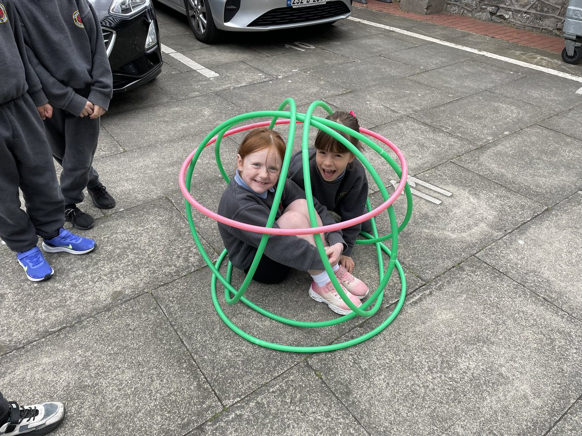 CentralModelInf's tweet image. It was tennis takeover day today in CMIS!  Mr. Mulligan was put under pressure by the pupils of Room 5! We also had great fun working together with the hula hoops! @ActiveFlag #ASW24