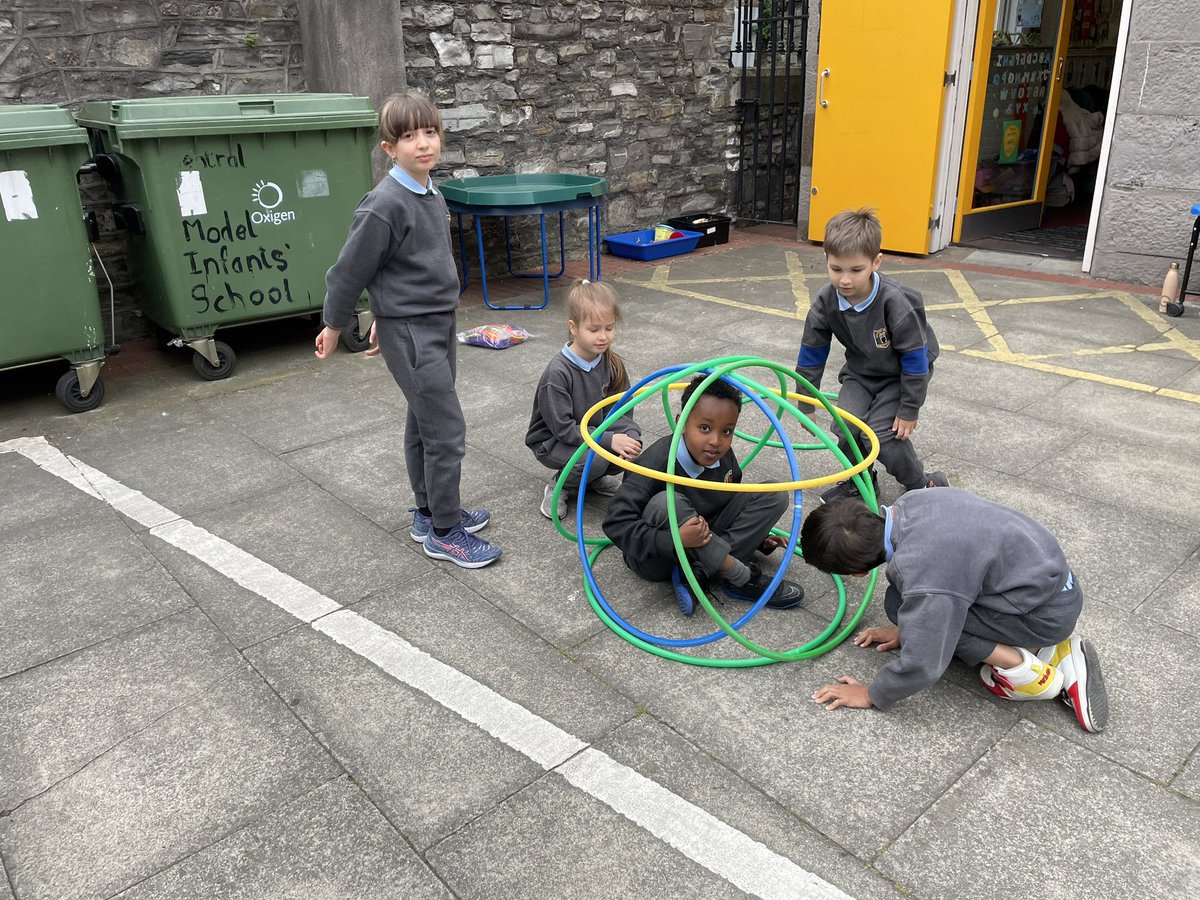CentralModelInf's tweet image. It was tennis takeover day today in CMIS!  Mr. Mulligan was put under pressure by the pupils of Room 5! We also had great fun working together with the hula hoops! @ActiveFlag #ASW24