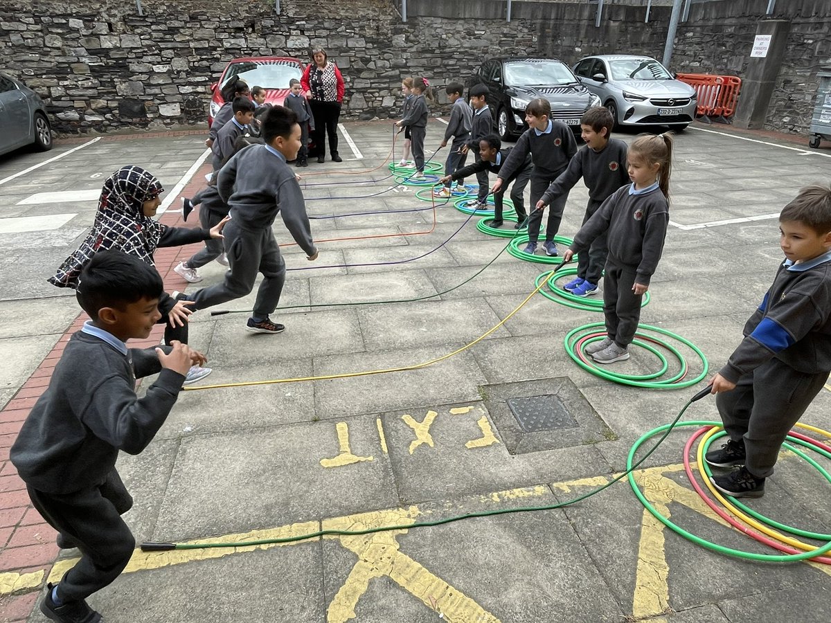 CentralModelInf's tweet image. It was tennis takeover day today in CMIS!  Mr. Mulligan was put under pressure by the pupils of Room 5! We also had great fun working together with the hula hoops! @ActiveFlag #ASW24