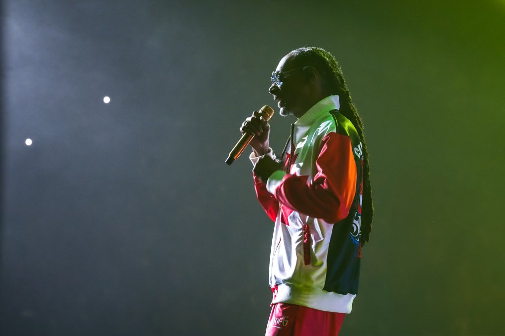 SnoopDogg's tweet photo. Ottawa!! See U 2night 👊🏿🎤🇨🇦💯 https://t.co/udyGOdPiXw