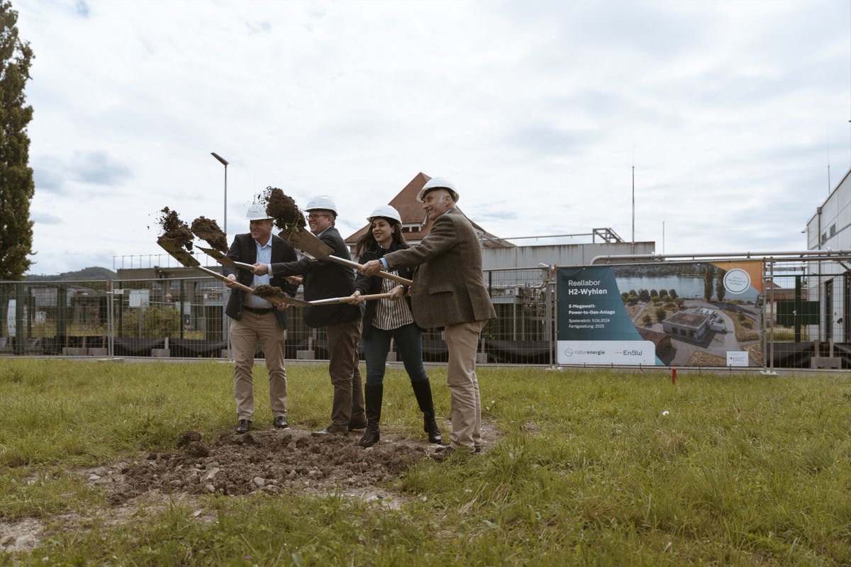 EnBW's tweet photo. Spatenstich beim #Reallabor H2-Wyhlen: Naturenergie und #EnBW erweitern Power-to-Gas Anlage für mehr grünen #Wasserstoff. Ende 2025 soll die 5 MW-Anlage in Betrieb gehen und jährlich 700 t CO2-freien Wasserstoff produzieren.
Mehr Infos zum Projekt: ▶️ https://t.co/DEPct4uFbp https://t.co/IOoLjJ6LeL