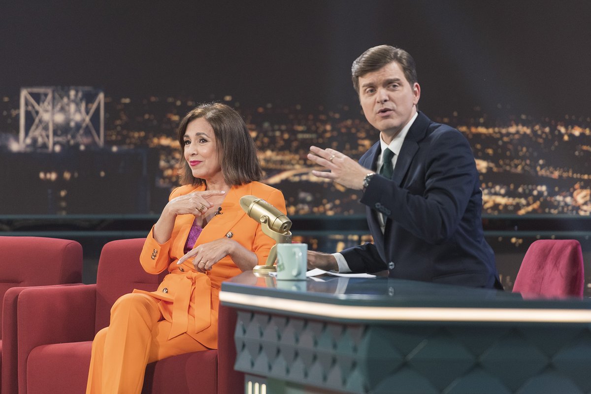 la2_tve's tweet photo. Si a las ⏰23:55 h comienza un pedazo de #LateXou con Marc Giró y toda esta maravilla de invitados/as (@andresvelencoso, Isabel Gemio, @LamThior y @polgranch) se dice y no pasa nada, amiga 😉

🪩La fiesta sigue después de #OvejasEléctricas 
¡Arriba ese martes! 💃 https://t.co/Iduv6yoJc9