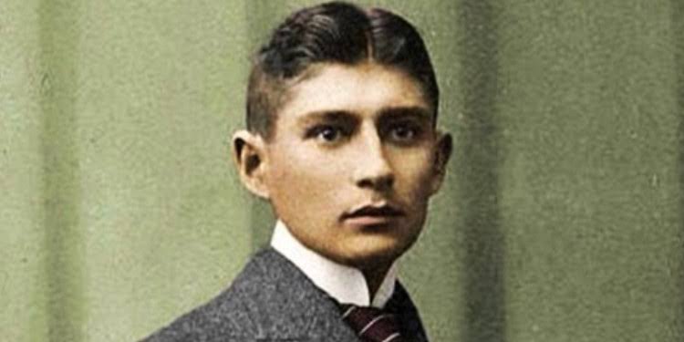 Franz Kafka'dan 26 Değerli Söz

1.“Huzur mu istiyorsun? 
Az eşya, az insan.”

Franz Kafka