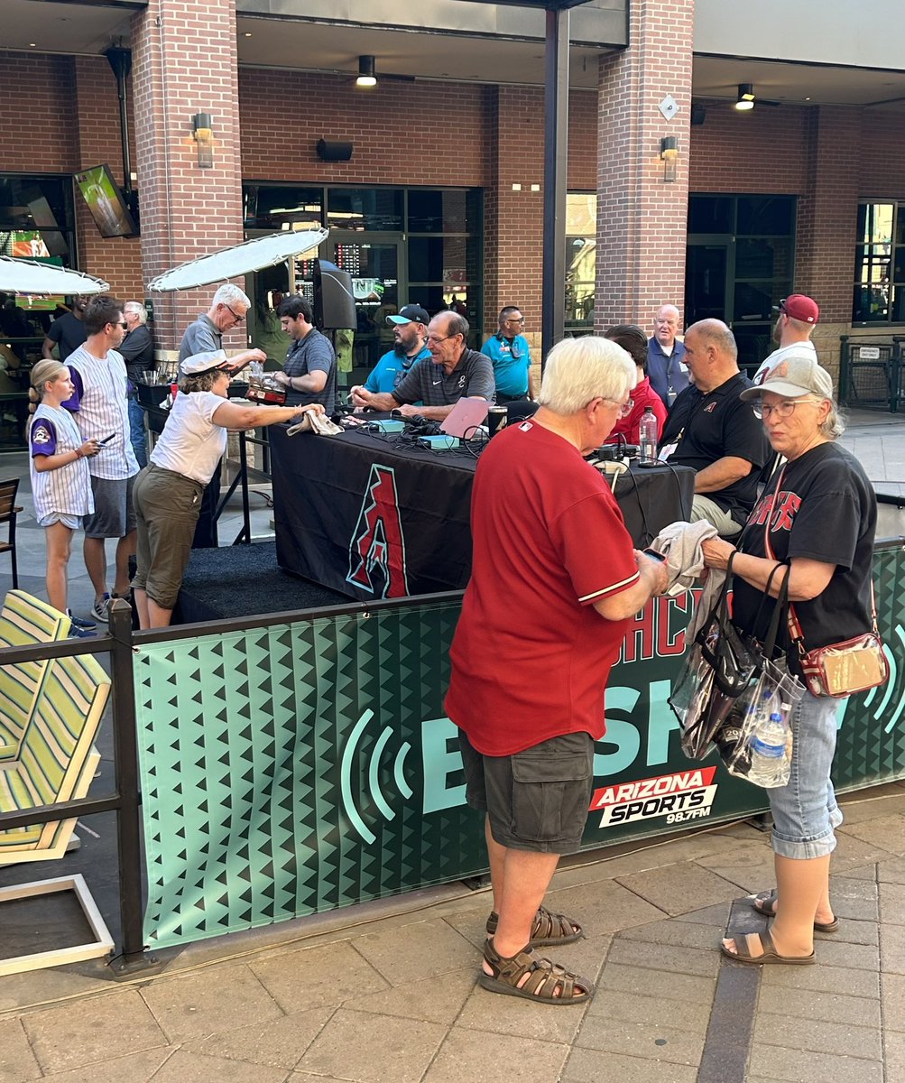Tonight at 6 pm, Kevin Ginkel joins <a href="/Steve_Zins/">Steve Zinsmeister</a> at <a href="/GuysDTPHX/">Guy Fieri's Downtown Phoenix Kitchen and Bar</a> for the <a href="/Dbacks/">Arizona Diamondbacks</a> BP Show / stop by if you’re headed to the game / hear what he’s doing for <a href="/aawlphx/">AAWL</a> the next 2 weekends! 🐶🐈 <a href="/AZSports/">Arizona Sports</a>