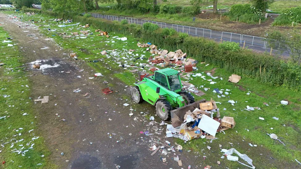 marshgate4's tweet photo. @DeanRheims Local council still cleaning up elsewhere. Utter filth! https://t.co/3L8tHWc4i5