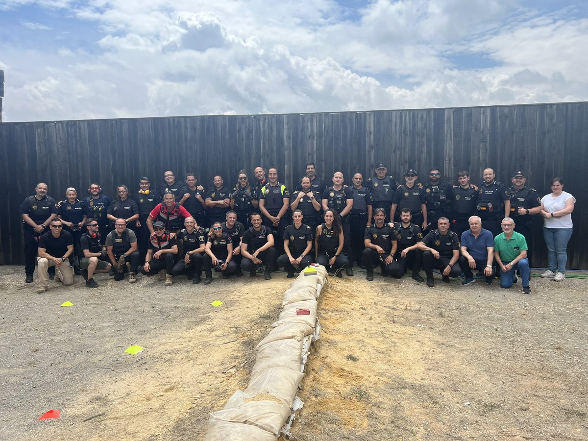 PedroGilSPPLB's tweet photo. Hoy prácticas mancomunadas oficiales PROCEDIMIENTOS EN ENFRENTAMIENTOS ARMADOS. TIRO. Poblaciones Quesa, Enguera, Rafelguaraf, Ayora, Alcudia de Crenspins, Chella, Anna,  Navarres, La Font de la Figuera, Moixent, Llutxent, Genoves, Alfarrasí, Beniganin. 
#formacionvalencia_spplb https://t.co/0TfLe8PbGK