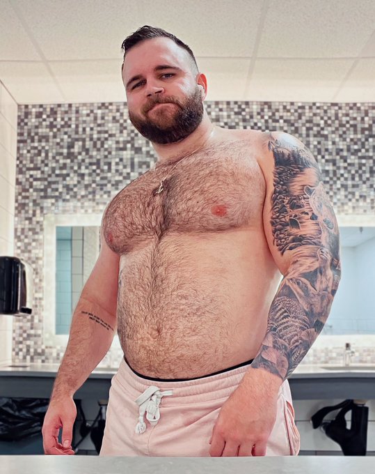 Come lick this sweat off my chest 👅 https://t.co/VEi1CNhoNO