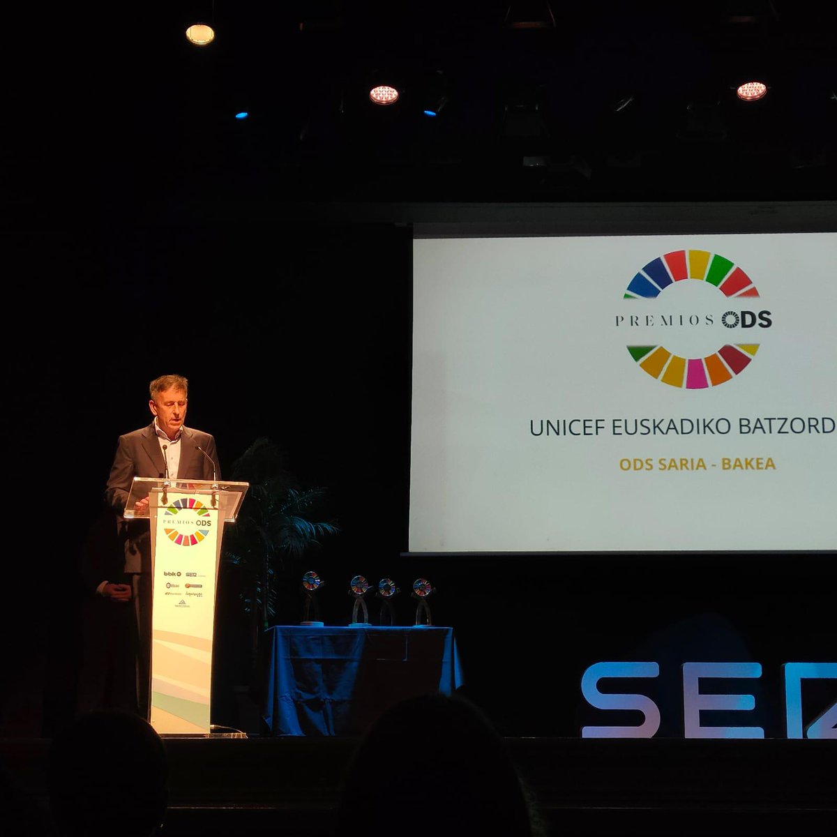 unicef_eus's tweet photo. Hoy, con profunda emoción, recibimos el #PremioODS en la categoría de #Paz que otorgan @SEReuskadi y @BBK_eus
Premio que pone en valor el trabajo que relaizamos y subraya la importancia de nuestra misión: garantizar un futuro mejor y más justo para niños y niñas.
💙 eskerrik asko https://t.co/q0p00C9GZE