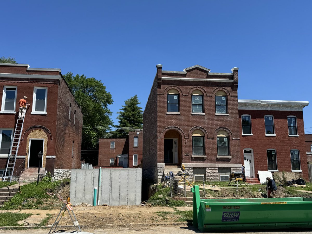 WUMCRC's tweet image. The 4200 block of Swan in #FPSE is extremely active. In addition to the 3 new infills on the south side of the block, 3 rehabs and one infill are underway on the north side of the block