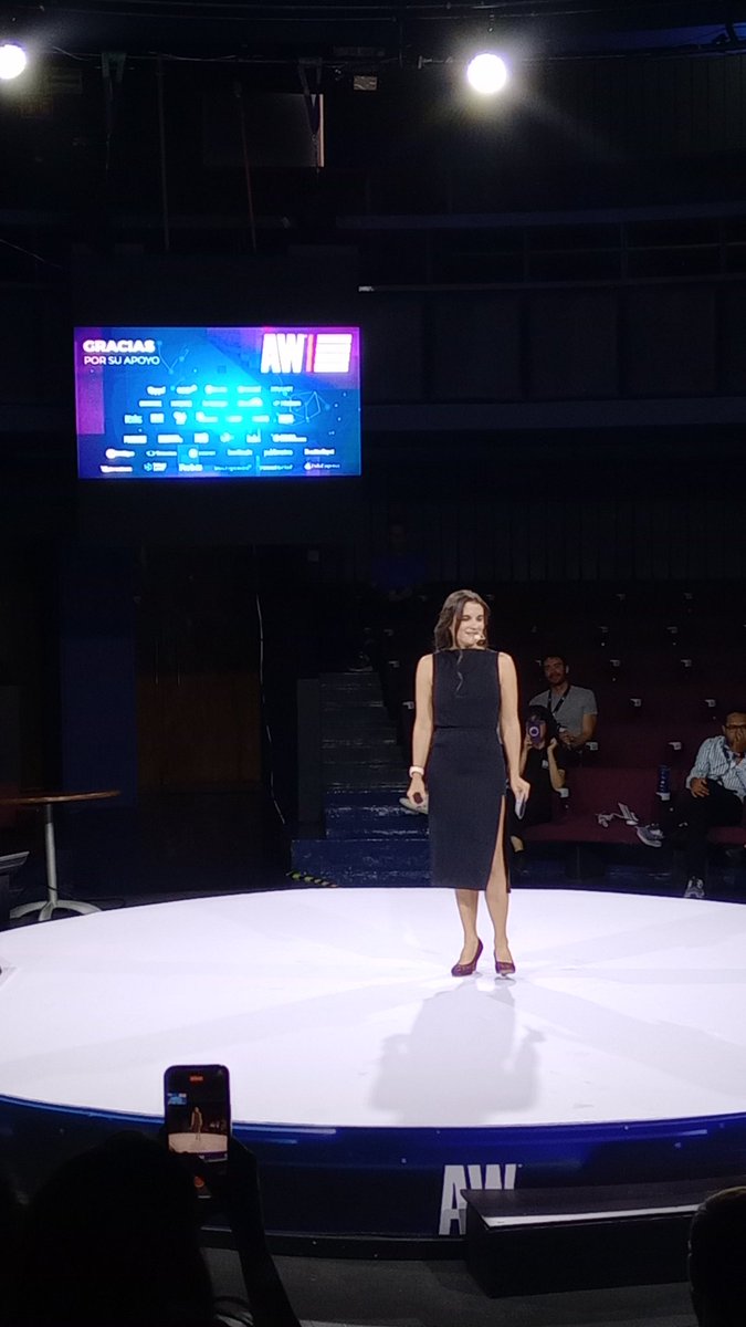 RevistaNeo's tweet image. @paucutuli dijo que "los creadores están evolucionando y están demostrando que son una nueva economía". Reconoció la importancia de la co-creación. Para más detalles de las charles puedes encontrar la agenda aquí. 

#smwmexico @socialmediaweek #NoticiasNeo #RevistaNEO @SMWMexico