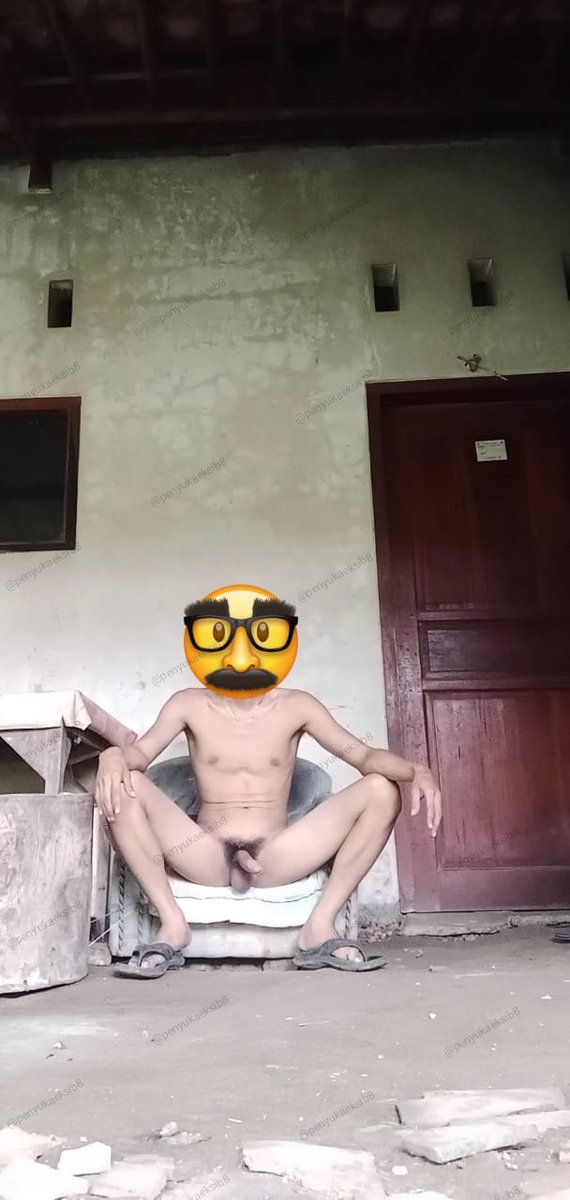 Depan rumah kosong #nudist #eksib #outdoor #kontolbengkok
